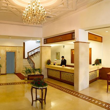 Hotel Abad Plaza Kochi Екстер'єр фото