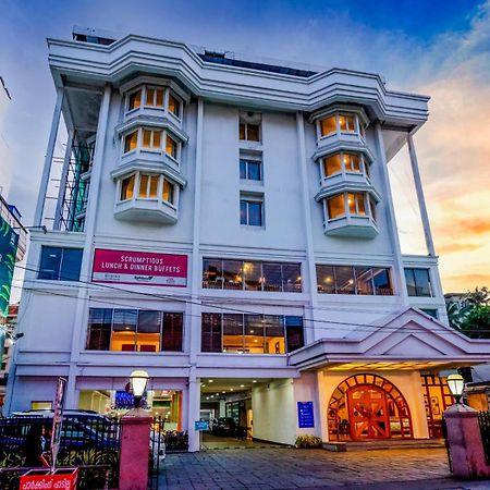 Hotel Abad Plaza Kochi Екстер'єр фото