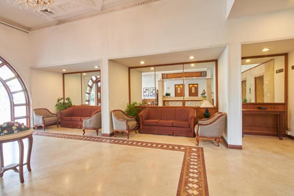 Hotel Abad Plaza Kochi Екстер'єр фото