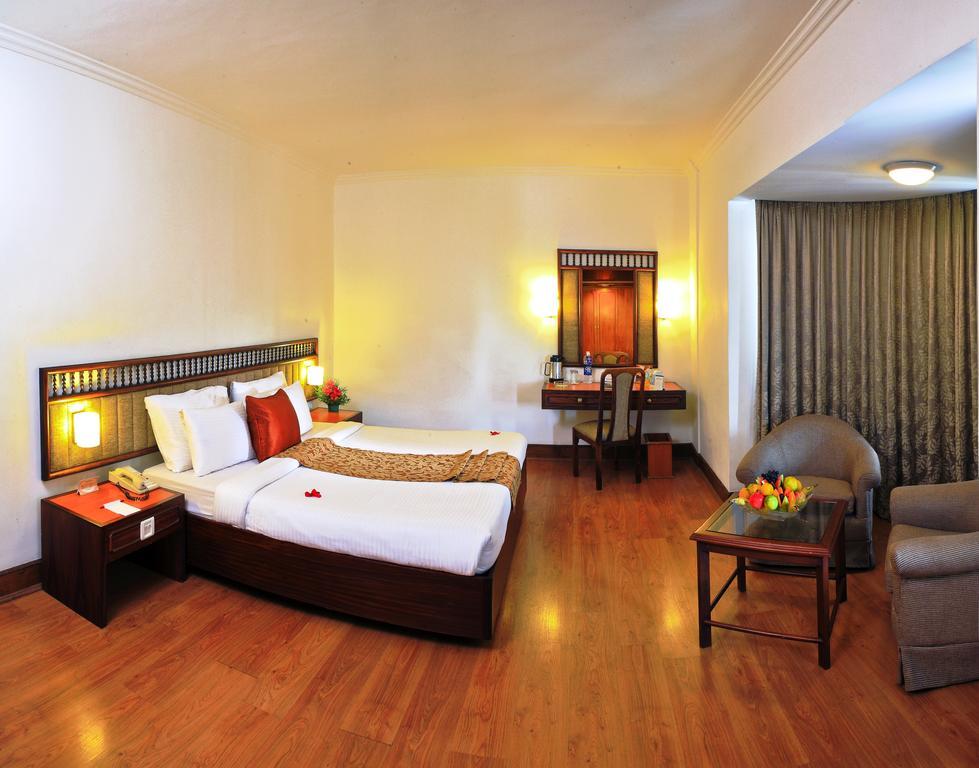 Hotel Abad Plaza Kochi Екстер'єр фото
