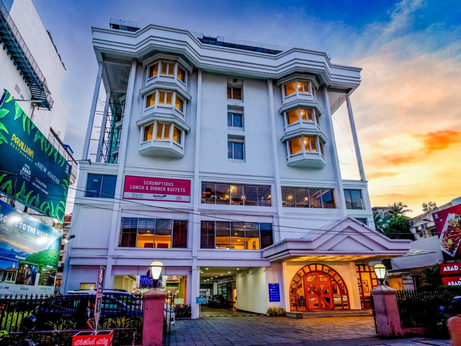 Hotel Abad Plaza Kochi Екстер'єр фото