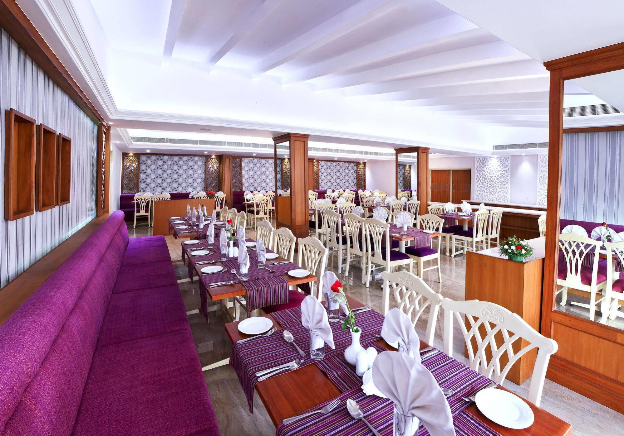 Hotel Abad Plaza Kochi Екстер'єр фото