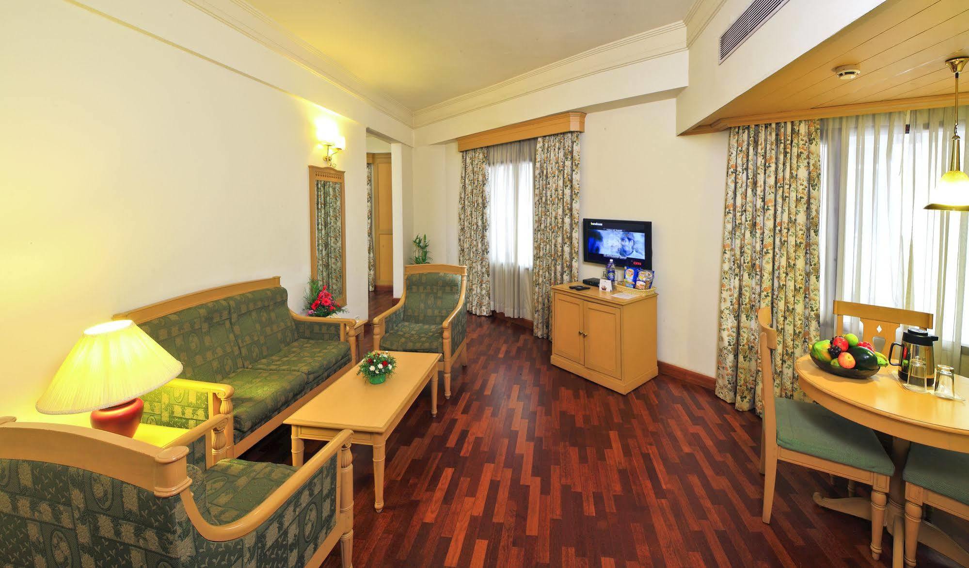 Hotel Abad Plaza Kochi Екстер'єр фото