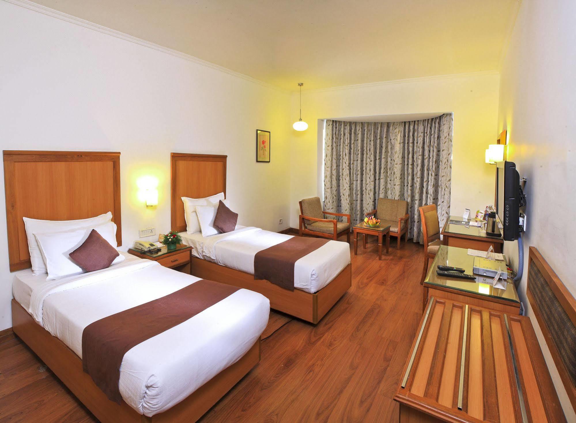 Hotel Abad Plaza Kochi Екстер'єр фото