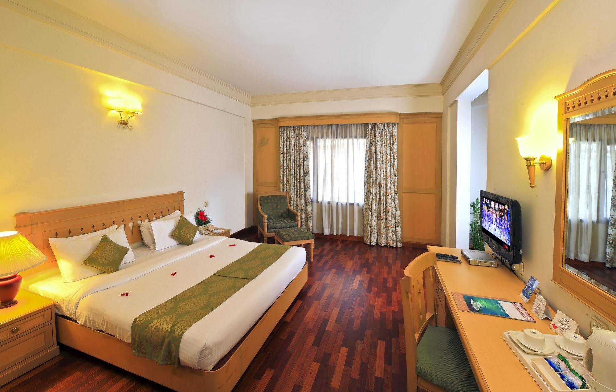 Hotel Abad Plaza Kochi Екстер'єр фото