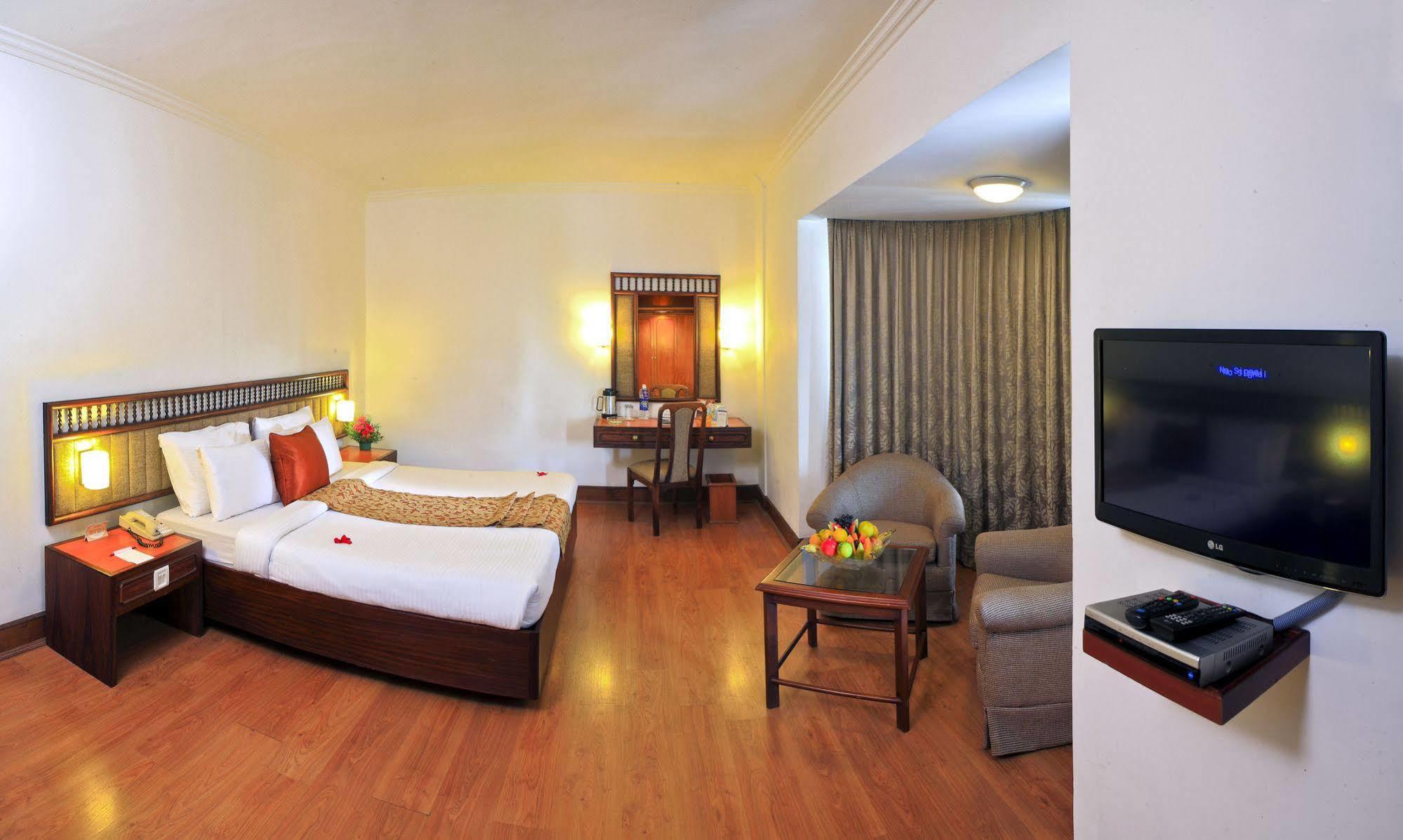 Hotel Abad Plaza Kochi Екстер'єр фото