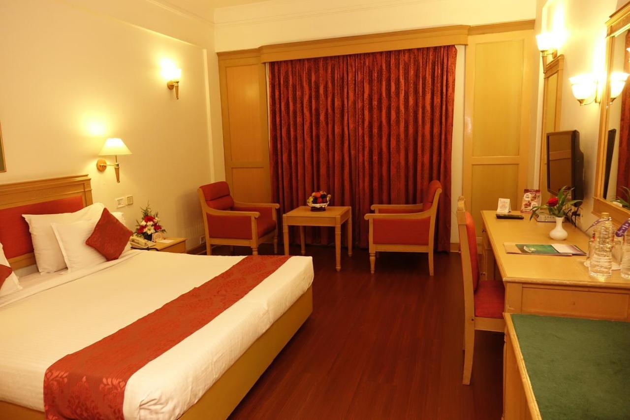 Hotel Abad Plaza Kochi Екстер'єр фото