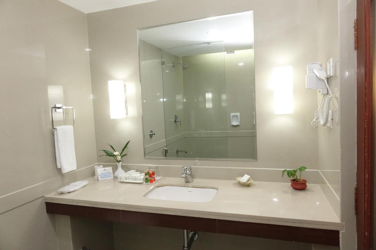 Hotel Abad Plaza Kochi Екстер'єр фото