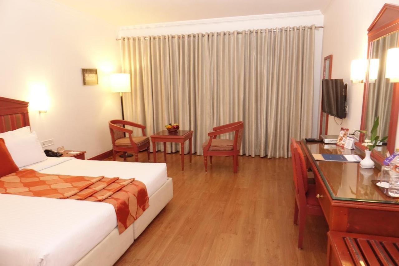 Hotel Abad Plaza Kochi Екстер'єр фото