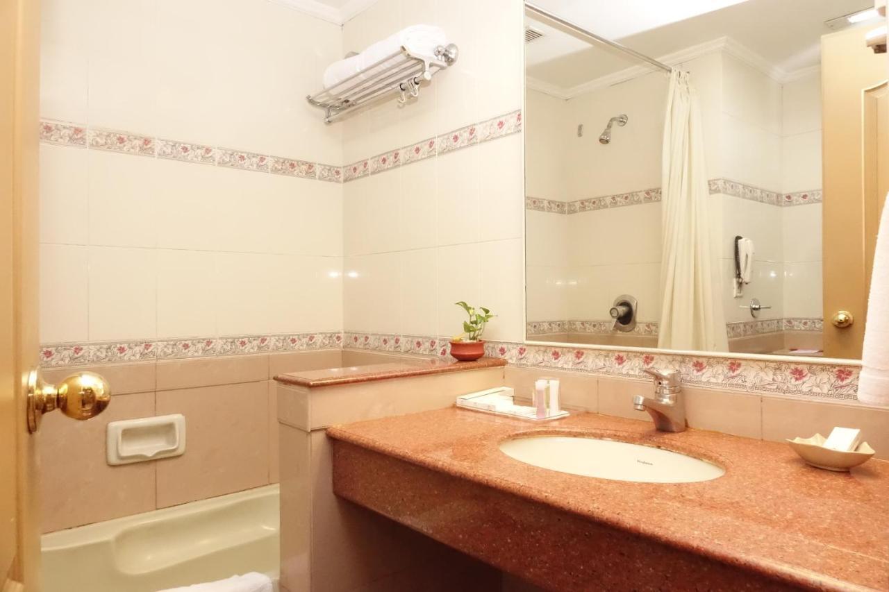 Hotel Abad Plaza Kochi Екстер'єр фото
